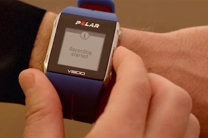 Este smartwatch se centra sobre todo en la precisión de sus mediciones, ofreciendo una pantalla monocromo que es capaz de alargar la autonomía de la batería. Integra GPS, y a la hora de nadar, es surmergible hasta 30 metros. Es compatible con las principales apps de monitorización física, y es un habitual entre los campeones de Ironman a nivel mundial.