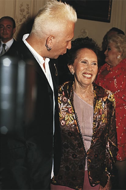 María Rosa Salvador con Jean Paul Gaultier, galardonado con la Aguja de Oro en 2000.