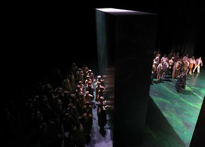 El coro se divide a ambos lados del muro. La escenografía no cambia en toda la ópera para que la historia se desarrolle con fluidez.