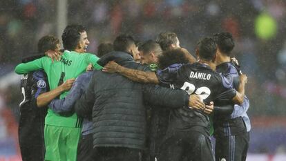 La pi&ntilde;a de los jugadores del Madrid tras conseguir el pase a la final de Cardiff. 