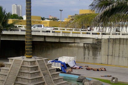 Imagen del sitio donde fueron hallados dos camiones con 35 cadáveres abandonados en una avenida de Boca del Río, en Veracruz (México).