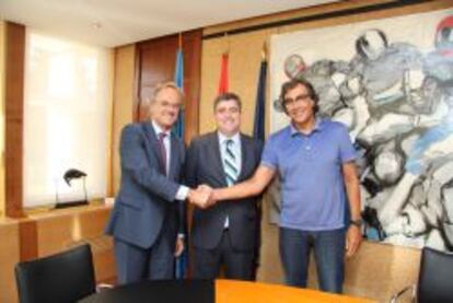 Miguel Cardenal, presidente del CSD, junto a Pedro Garc&iacute;a Guill&eacute;n, consejero delegado de Prisa TV y Josep Mar&iacute;a Benet, directivo de Mediapro.