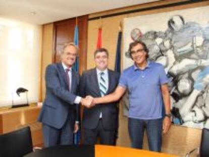 Miguel Cardenal, presidente del CSD, junto a Pedro Garc&iacute;a Guill&eacute;n, consejero delegado de Prisa TV y Josep Mar&iacute;a Benet, directivo de Mediapro.