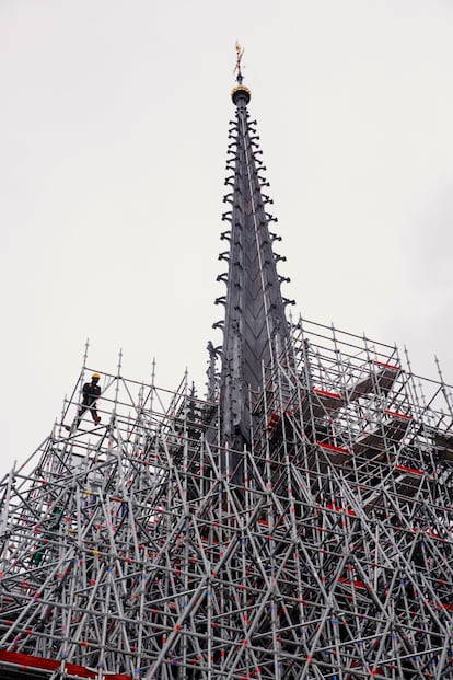 Una de las fases más delicadas de los trabajos es el desmontaje del gigantesco andamio que rodea a la nueva aguja de la catedral.