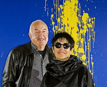 Don y Mera Rubell ante una pintura de Richard Jackson