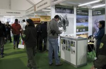 Varios visitantes en los estands de la IX edición de la Feria Internacional de Turismo Ornitologico (FIO), inaugurada hoy en la pedanía cacereña de Villarreal de San Carlos -en el corazón del Parque Nacional de Monfragüe-, con la intención de promocionar el potencial turístico de las aves en España.