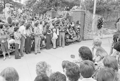 El 17 de agosto de 1977, los fans de Elvis Presley acudieron en masa a la mansión del músico en Memphis, donde fue encontrado su cuerpo, para despedirse de él.