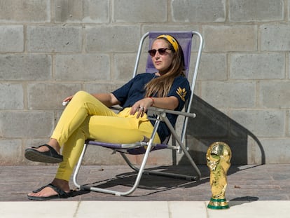 La artesana Eliana Pantano, creaadora de la réplica del trofeo del la copa del mundo de fútbol.