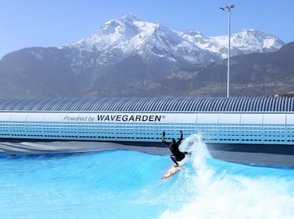 Ya es posible practicar surf en Suiza, un país sin salida al mar. Alaïa Bay es un complejo recreativo en el corazón de los Alpes que cuenta desde mayo con una piscina de 8.000 metros cuadrados que genera cada hora 1.000 olas artificiales de 20 tamaños diferentes, con la posibilidad de cabalgarlas incluso de noche. Ideal para los amantes de las emociones fuertes. También ofrece un restaurante, una escuela de surf y un taller para reparar tablas. Todo con vistas a las nieves de la cordillera alpina. Más información: <a href="https://alaiabay.ch/" target="_blank">alaiabay.ch</a>