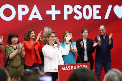 La cabeza de lista del PSOE al Parlamento Europeo, Teresa Ribera, durante la valoración de los resultados electorales este domingo en la sede socialista en Madrid.
