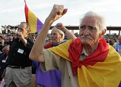 Varias personas saludan puño en alto en el acto de homenaje a los republicanos que lucharon en la Guerra Civil