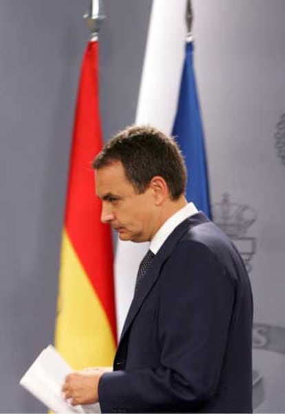 José Luis Rodríguez Zapatero se retira tras leer la declaración.