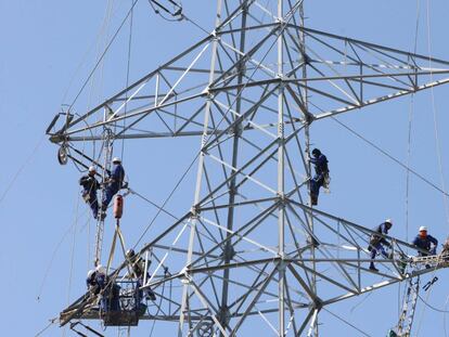 Trabajos de reparaci&oacute;n de las l&iacute;neas el&eacute;ctricas en Girona.  