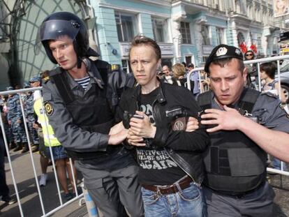 La polic&iacute;a detiene a un manifestante, el lunes en Mosc&uacute;.