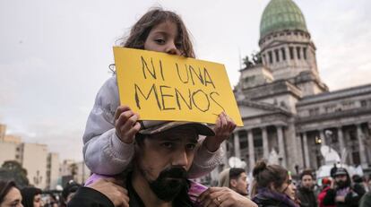 Una menor sujeta un cartel en una manifestación contra la violencia machista.