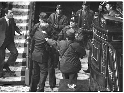 23 de febrero de 1981: Su&aacute;rez acude en auxilio del teniente general Manuel Guti&eacute;rrez Mellado, zarandeado por los golpistas que acaban de asaltar el Congreso.