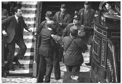23 de febrero de 1981: Su&aacute;rez acude en auxilio del teniente general Manuel Guti&eacute;rrez Mellado, zarandeado por los golpistas que acaban de asaltar el Congreso.