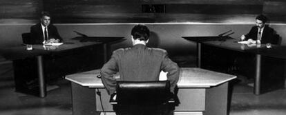 González (izquierda) y Aznar, durante el debate en Antena 3 en 1993. De espaldas, el moderador.