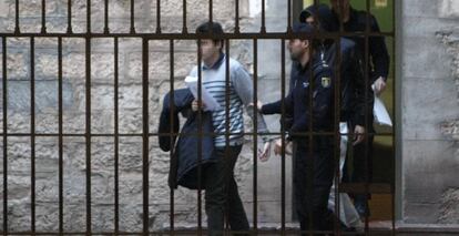 El estudiante que hirió a varios compañeros sale de los juzgados de Benalúa tras prestar declaración.