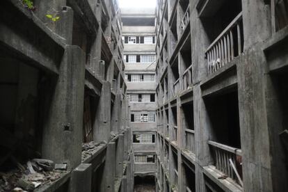 Os edifícios abandonados que ainda seguem de pé na ilha de Hashima.