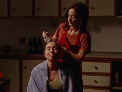 Lola Dueñas (sentada) y Ana Torrent, en un fotograma de 'Sobre todo de noche'.