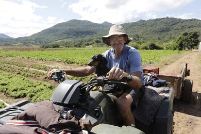 Há 5 anos aposentado, o sonho de deixar de trabalhar continua distante de Jurandir dos Reis, de 66 anos. O benefício rural é de apenas um salário mínimo, o que não consegue cobrir seus gastos.