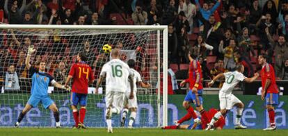 Carlos Martins, a la derecha, corre a celebrar su gol, el primero de los cuatro que le metió Portugal a España el miércoles, en Lisboa.