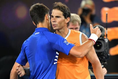 Rafa Nadal, a la derecha, felicita al serbio por su victoria en el Open de Australia.