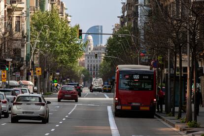 Tráfico en una calle de Barcelona durante el estado de alarma.