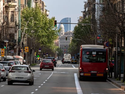 Tráfico en una calle de Barcelona durante el estado de alarma para frenar la covid-19.