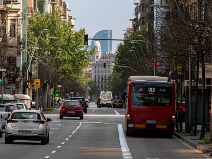Tráfico en una calle de Barcelona durante el estado de alarma.
