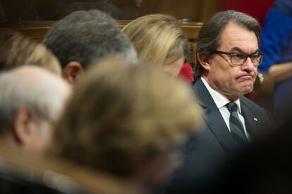 El candidato a la investidura, Artur Mas, escucha el debate.