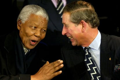 O príncipe britânico Charles conversa com Nelson Mandela durante um espetáculo em Amsterdã, em fevereiro de 2002.