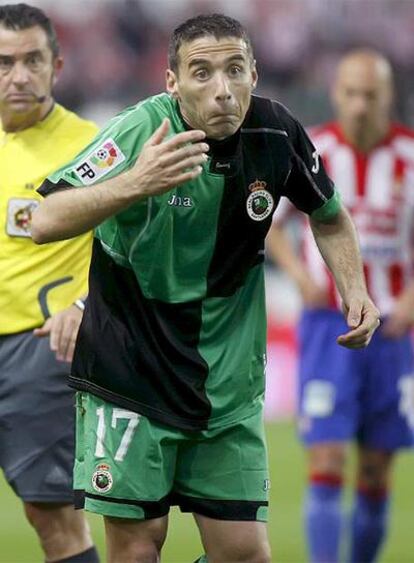 El jugador del Racing Luís Fernández gesticula delante del árbitro.