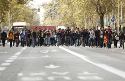 Corte de tr&aacute;fico en Gran Via de les Corts Catalanes, en Barcelona, en protesta contra los encarcelamientos.