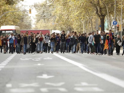 Corte de tr&aacute;fico en Gran Via de les Corts Catalanes, en Barcelona, en protesta contra los encarcelamientos.