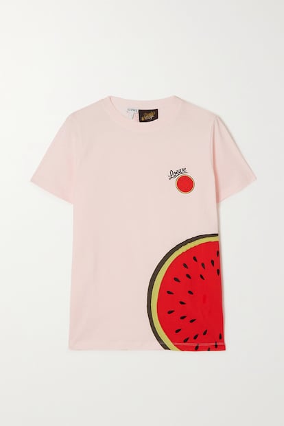 La colaboración de Paula’s Ibiza con Loewe es ya un clásico de los veranos que nos regala prendas tan divertidas y refrescantes como esta camiseta con sandía. 420€.