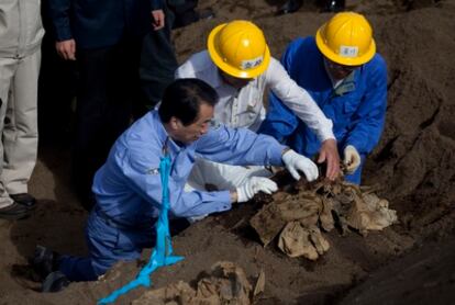 Naoto Kan ayuda a exhumar restos de soldados en diciembre de 2010 en la isla de Iwo Jima