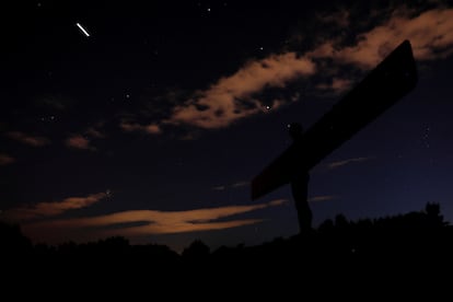 La luz de un satélite es perceptible desde Gateshead, en el Reino Unido.