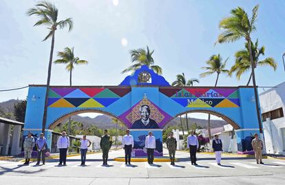 El presidente de México, Andrés Manuel López Obrador (al centro), durante una visita a las Islas Marías, el 13 de marzo de 2021.