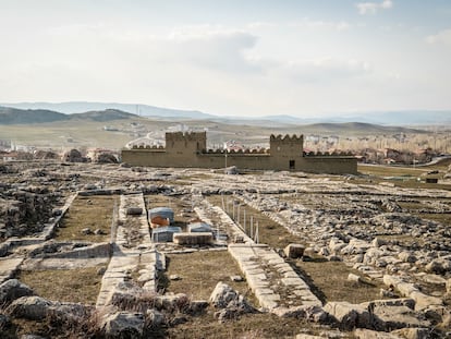 Panorámica de la antigua Hattusa, capital del imperio hitita. Llamada 'La ciudad de los cien dioses', fue abandonada hace unos 3.200 años sin que sepa aún el porqué.