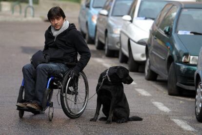 Lázaro Rodríguez, víctima de un accidente de tráfico en el año 2000, con su perro, Oki.