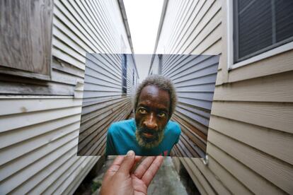 El fotógrafo Carlos Barria vuelve a las calles de Nueva Orleans. Usando sus fotos de hace diez años, Barria encuentra las localizaciones y las fotografía en su estado actual. En la imagen impresa se muestra a Joshua Creek que mira los destrozos producidos en su casa tras el paso del huracán, el 13 de septiembre de 2005.