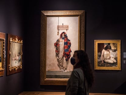 Sala de la exposición 'Invitadas', en el Museo del Prado. Al fondo, 'La esclava', de Antonio María Fabrés.