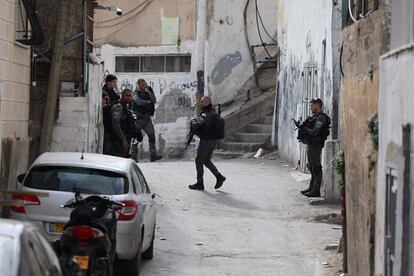 Soldados israelíes, frente a la casa del autor del atentado del pasado viernes, en el barrio de Al Tur de Jerusalén, este domingo.