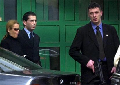 Un policía armado custodia a Ruzica Djindjic, viuda del primer ministro asesinado, a la salida del hospital de Belgrado.