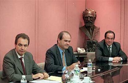 José Luis Rodríguez Zapatero, Manuel Chaves y José Bono, durante una reunión en Madrid.