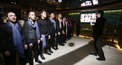 Los miembros cantan durante la presentación del coro Voces LGTB de Madrid.