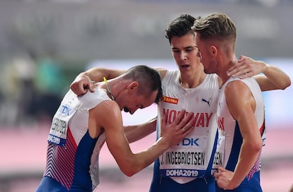 Henrik, Jakob y Filip Ingebrigtsen tras disputar los tres la final de 5.000m del Mundial de Doha.