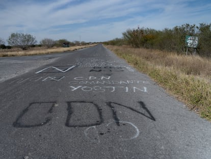 Mensajes del “Cartel del Noroeste” sobre el asfalto en el camino que conduce a la frontera de los estados de Nuevo león y Tamaulipas.